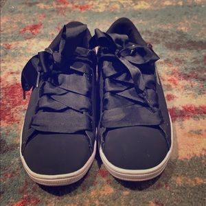 Puma tennis shoes size 9